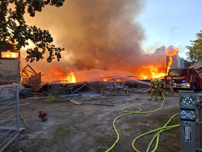 Der Großbrand einer Turnhalle in Misburg-Nord hat vermutlich zu einem Millionenschaden geführt und betrifft die Schulen