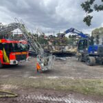 Der Großbrand in der Turnhalle ist erfolgreich gelöscht. Feuerwehr beendet Einsatz nach 24 Stunden und schätzt den Sachschaden auf fünf Millionen Euro