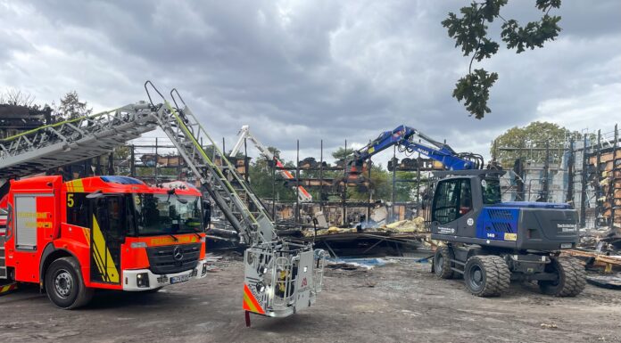 Der Großbrand in der Turnhalle ist erfolgreich gelöscht. Feuerwehr beendet Einsatz nach 24 Stunden und schätzt den Sachschaden auf fünf Millionen Euro