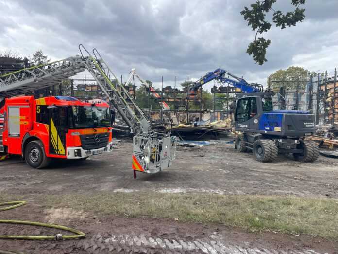 Der Großbrand in der Turnhalle ist erfolgreich gelöscht. Feuerwehr beendet Einsatz nach 24 Stunden und schätzt den Sachschaden auf fünf Millionen Euro