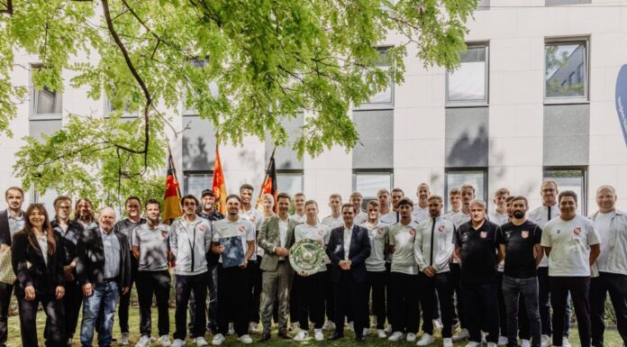 Der Eintrag der Aufstiegsmannschaft des TSV Havelse im Goldenen Buch der Region ist ein bedeutendes Ereignis für den Sport