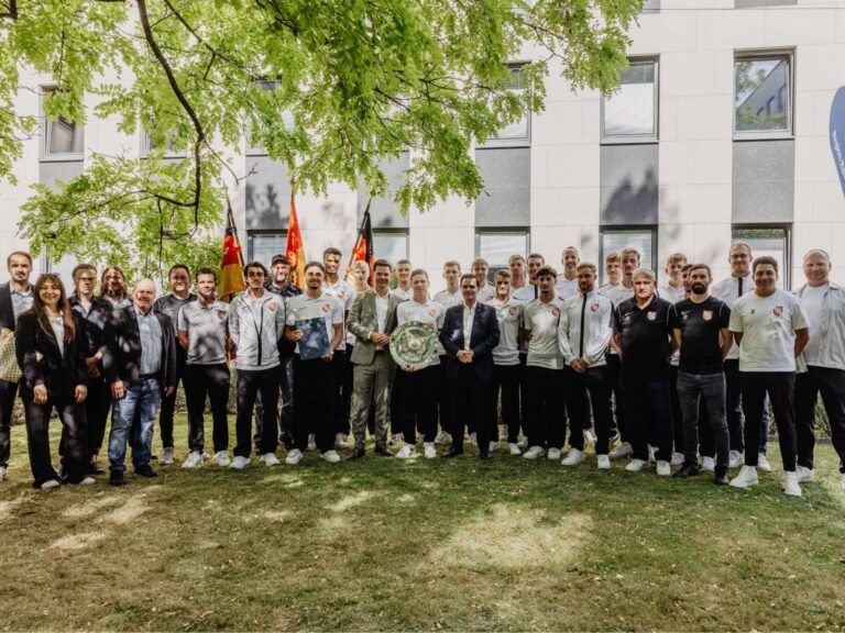 Aufstiegsmannschaft des TSV Havelse trägt sich ins Goldene Buch der Region