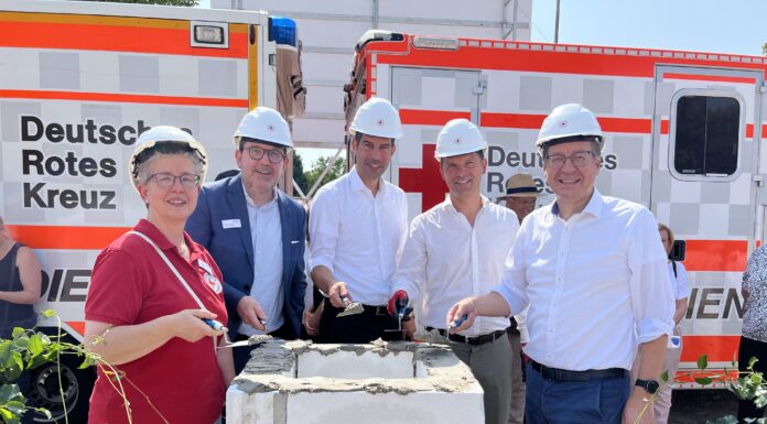 Das Rote Kreuz in der Region feiert die Grundsteinlegung für ein hochmodernes Multifunktionsgebäude, das wichtige Strukturen vereint