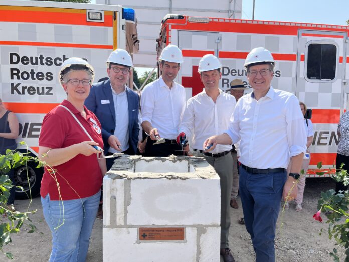 artina Rust (Präsidentin Rotes Kreuz in der Region Hannover), Anton Verschaeren (Vorstandsvorsitzender Rotes Kreuz in der Region Hannover), Axel von der Ohe (Erster Stadtrat Landeshauptstadt Hannover), Steffen Krach (Präsident Region Hannover), Prof. Dr Das Rote Kreuz in der Region feiert die Grundsteinlegung für ein hochmodernes Multifunktionsgebäude, das wichtige Strukturen vereint