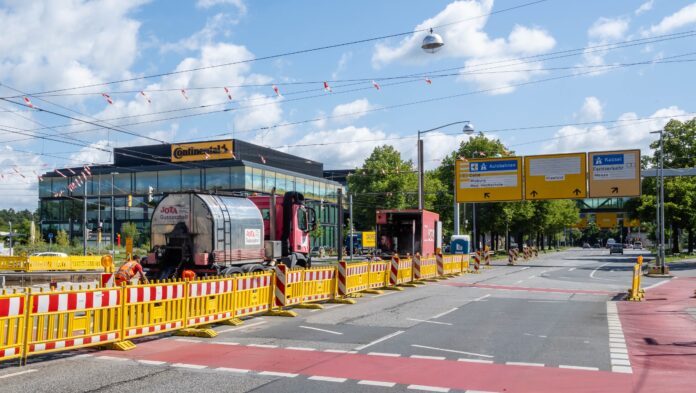 Die Verkehrseinschränkungen bis Ende August durch Bauarbeiten in der Hans-Böckler-Allee sorgen für Umleitungen und Verzögerungen