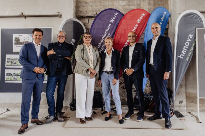 Sie stellten das Projekt Mecki 2.0 vor: Regionspräsident Steffen Krach, Friedhelm Feldkamp, GF Diakonisches Werk Hannover gGmbH, Sylvia Bruns, Sozialdezernentin der LHH, Dr. Andrea Hanke, Sozialdezernentin Region Hannover, Karsten Klaus, GF hanova wohnen GmbH, und Oberbürgermeister Belit Onay Das neue Zentrum für Obdachlose, Mecki 2.0, bietet erweiterte soziale Angebote und Notschlafstelle in der Augustenstraße