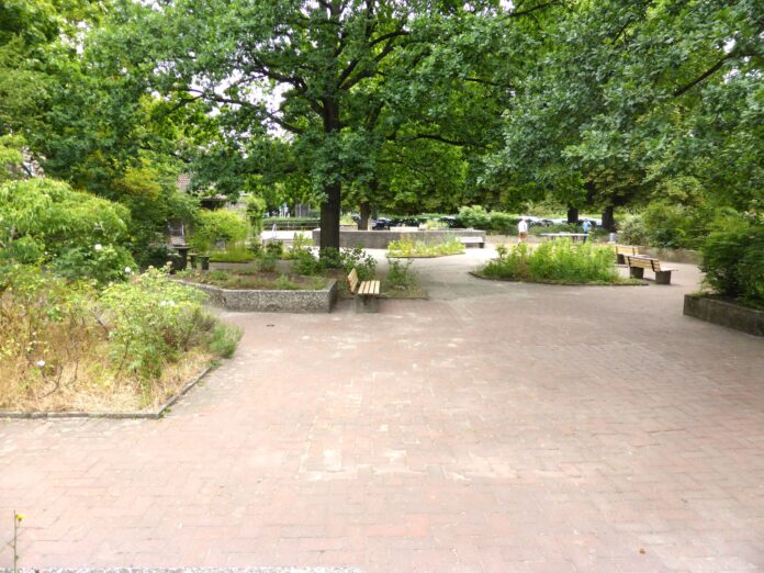 Foto zeigt den gegenwärtigen Zustand Die Erneuerung des Spielplatzes und der Grünfläche am Bertha-von-Suttner-Platz schafft einen modernen Aufenthaltsbereich für alle