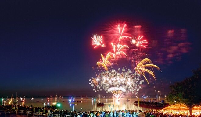 Ein festliches Wochenende am Steinhuder Meer bietet maritime Erlebnisse mit Live-Musik und Höhenfeuerwerk