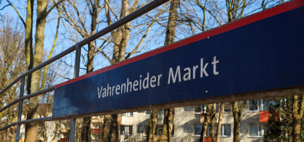 Die Hochbahnsteig-Erneuerung führt zu Haltestellenausfall auf Linie 2. "Barrierefrei" bleibt über Ausweichhaltestellen und Ersatzverkehr erhalten