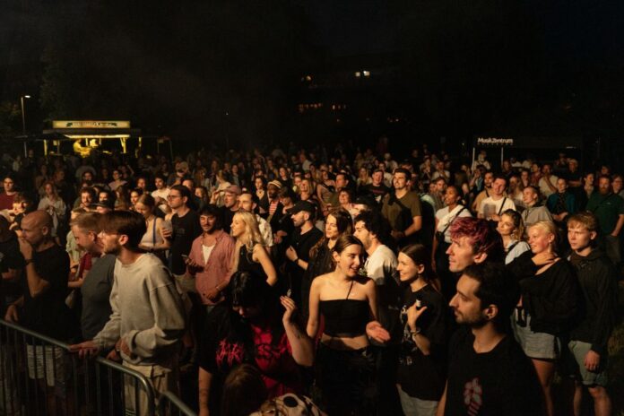 Impressionen Vahrenwald Open Air 2024 Das Vahrenwald Open Air begeistert mit einem vielfältigen Programm. Konzert im Vahrenwalder Park am 16. August