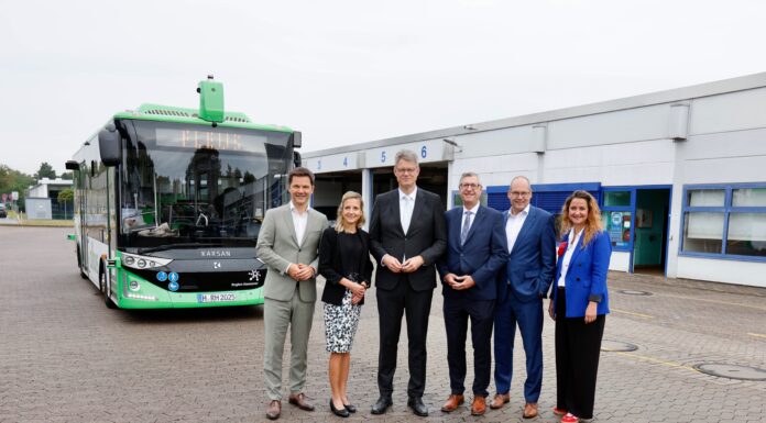 Der Testbetrieb des autonomen Linienbusses startet in Deutschland. Erleben Sie die Zukunft des öffentlichen Nahverkehrs mit albus