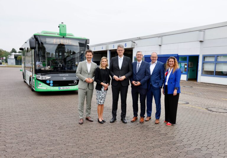 Der Testbetrieb des autonomen Linienbusses startet in Deutschland. Erleben Sie die Zukunft des öffentlichen Nahverkehrs mit albus