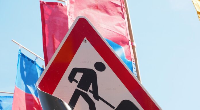 Die Erneuerung der Schilderbrücken sorgt für geringere Einschränkungen im Verkehr während der Sommerferien