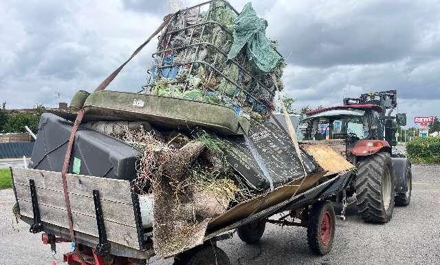 Unsicheres Traktorgespann mit Mängeln: Polizei stoppt gefährliches Fahrzeug Ein unsicheres Traktorgespann mit Mängeln wurde von der Polizei gestoppt. Die Kontrolle offenbarte zahlreiche technische Probleme und Sicherheitsrisiken