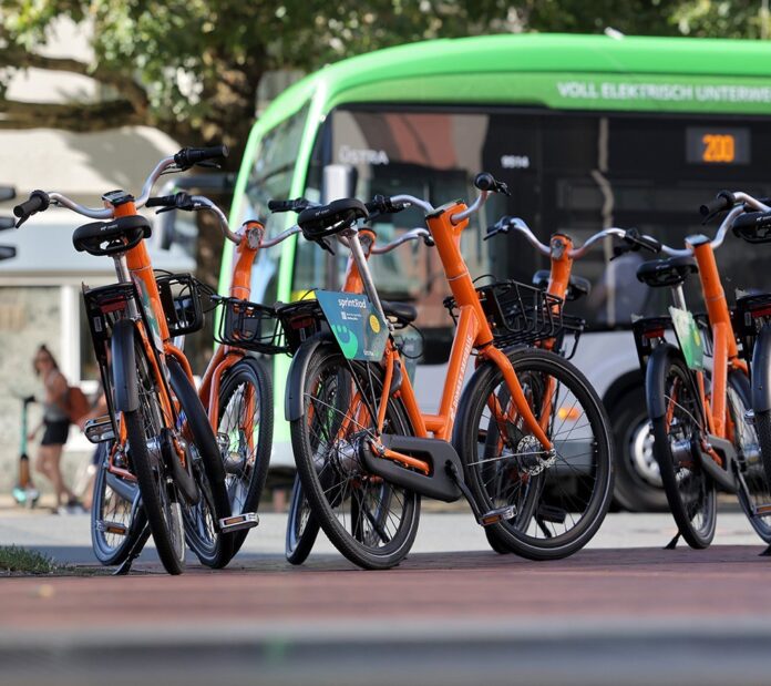 Das ÜSTRA Mietradsystem ist ein Erfolg: Über 900.000 Fahrten und positive Bilanz zeigen die hohe Akzeptanz in der Region