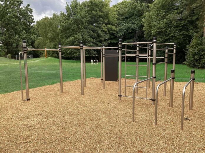 Ein modernes Sportangebot für Jugendliche und Erwachsene wird mit der Eröffnung der Calisthenics-Anlage im Volkspark Vinnhorst bereitgestellt