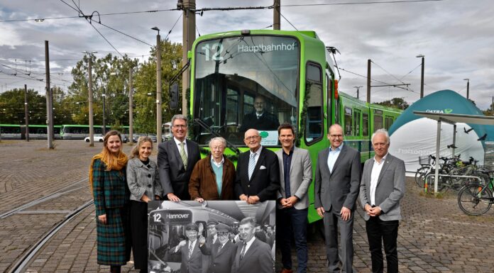 Das Jubiläum der Stadtbahn wird mit prominenten Gästen gefeiert. 50 Jahre Stadtbahn: Jubiläum mit Herbert Schmalstieg und Prominenz gefeiert