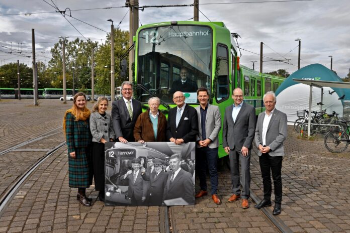 Das Jubiläum der Stadtbahn wird mit prominenten Gästen gefeiert. 50 Jahre Stadtbahn: Jubiläum mit Herbert Schmalstieg und Prominenz gefeiert