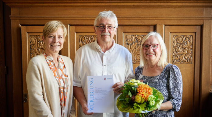 Polizeipräsidentin ehrt mutigen Garbsener für vorbildliche Zivilcourage und schnelles Handeln In einer feierlichen Zeremonie wurde ein mutiger Garbsener für vorbildliche Zivilcourage und schnelles Handeln ausgezeichnet