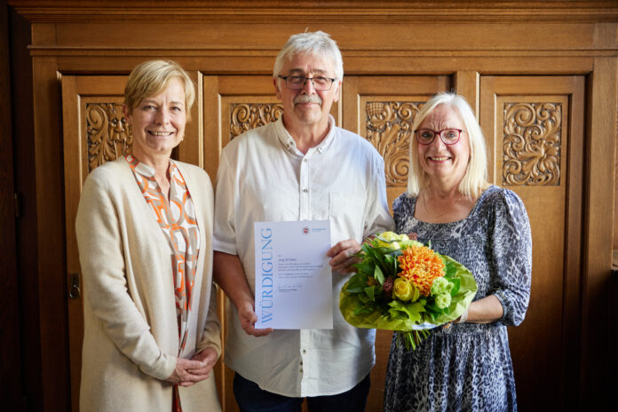 Tag der Zivilcourage 2025: Polizeipräsidentin Gwendolin von der Osten (l.) ehrt Jörg Wilkens (in der Mitte) für vorbildliche Zivilcourage. Begleitet wurde Wilkens von seiner Frau Heike (r.). In einer feierlichen Zeremonie wurde ein mutiger Garbsener für vorbildliche Zivilcourage und schnelles Handeln ausgezeichnet