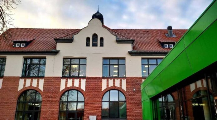 Moderne Lernatmosphäre für die Zukunft: Feierliche Eröffnung der Grundschule Kastanienhof nach umfangreicher Sanierung und Erweiterung Die Grundschule Kastanienhof bietet eine moderne Lernatmosphäre für die Zukunft nach umfangreicher Sanierung und Erweiterung