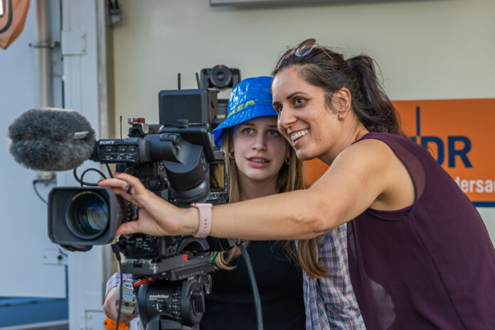 Die Lange Nacht der Berufe bietet Jugendlichen die Chance, in einer Nacht den Traumjob finden und spannende Einblicke zu gewinnen. Die Lange Nacht der Berufe bietet Jugendlichen die Chance, in einer Nacht den Traumjob finden und spannende Einblicke zu gewinnen