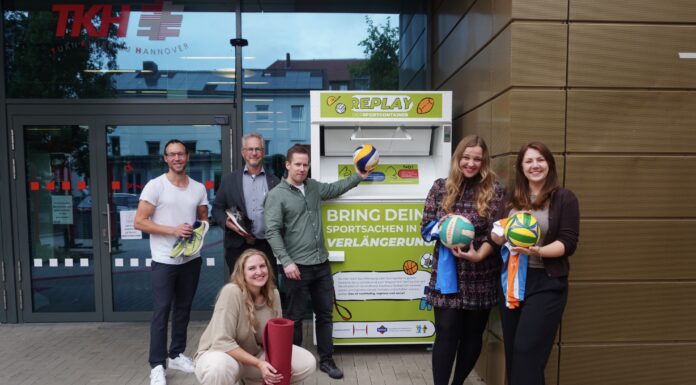 Sportcontainer jetzt auch beim TKH – Zweiter Sammelstandort für gebrauchte Sportausrüstung eingerichtet Das Projekt „Replay – der Sportcontainer“ fördert die Teilhabe und Nachhaltigkeit im Sport. Sportcontainer jetzt auch beim TKH