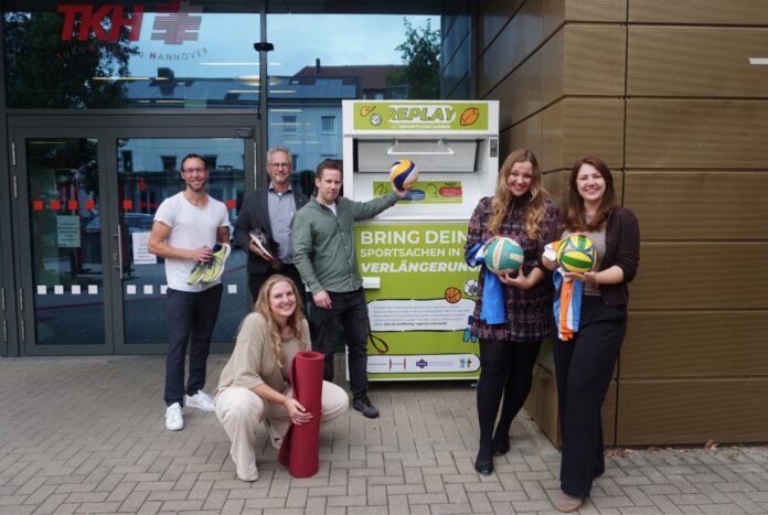 Karl Schilling: stellvertr. Vorsitzender TKH, Leena Stratmann: Leitung Gesundheitsstudio TKH, Klaus Hibbe: Geschäftsf. Vorstand fairKauf eG, Jan Kähler: Sportentwicklungsplanung LHH, Rebecca Speitel: Teilhabe durch Sport LHH, Nicole Bucharew Das Projekt „Replay – der Sportcontainer“ fördert die Teilhabe und Nachhaltigkeit im Sport. Sportcontainer jetzt auch beim TKH