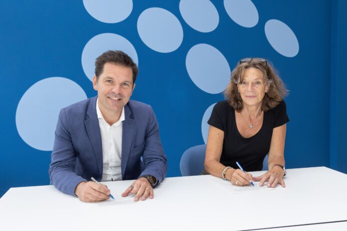 Auf gute Partnerschaft: Regionspräsident Steffen Krach und MHH-Präsidentin Denise Hilfiker-Kleiner unterzeichnen die Vereinbarung Die Region Hannover und die Medizinische Hochschule Hannover kooperieren, um innovative Projekte im Gesundheitswesen zu fördern