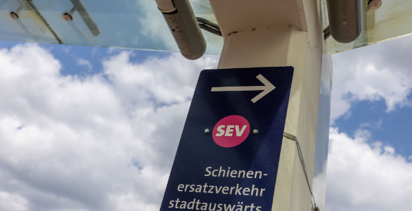 Die Umleitung der Stadtbahnlinie 1 sorgt für Ersatzverkehr mit Bussen. Aktuelle Informationen sind auf uestra.de verfügbar