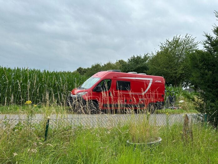 Die Polizei sucht Zeugen, nachdem ein rotes Wohnmobil entwendet wurde. Hinweise sind dringend erforderlich