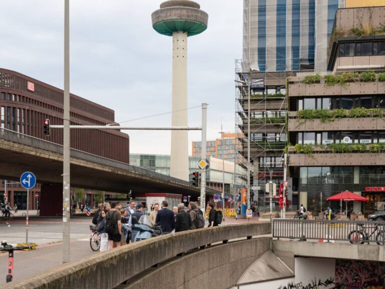 Die Entscheidung zur zweiten Personenquerung am Hauptbahnhof wird als wichtiger Schritt für die Mobilitätswende und Barrierefreiheit angesehen