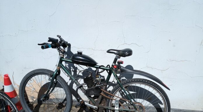 Fahrradstaffel zieht Do it yourself-Fahrrad mit Benzinmotor aus dem Verkehr Do it yourself-Fahrrad mit Benzinmotor, schneller als die Polizei erlaubt. Von Fahrradstaffel aus dem Verkehr gezogen