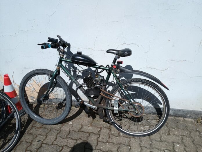 Do it yourself-Fahrrad mit Benzinmotor. Schneller als die Polizei erlaubt. Do it yourself-Fahrrad mit Benzinmotor, schneller als die Polizei erlaubt. Von Fahrradstaffel aus dem Verkehr gezogen