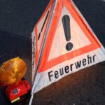 Verkehrsunfall auf Bahnbrücke sorgt für Behinderungen im Bahnverkehr Unfall mit Folgen: Verkehrsunfall auf Karl-Wiechert-Allee sorgt für erhebliche Auswirkungen auf den Zugverkehr