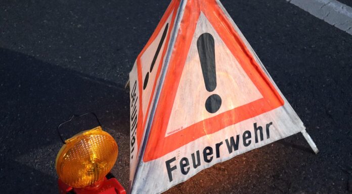 Verkehrsunfall auf Bahnbrücke sorgt für Behinderungen im Bahnverkehr Unfall mit Folgen: Verkehrsunfall auf Karl-Wiechert-Allee sorgt für erhebliche Auswirkungen auf den Zugverkehr