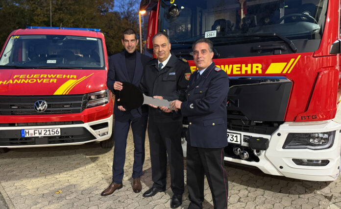 Schlüsselübergabe. Von links Dr. Axel von der Ohe, Christoph Bahlmann und Michael Psarrianos Neue Fahrzeuge und Ausstattung für die Feuerwehr stärken Sicherheit und Zukunftsfähigkeit der Einsatzkräfte in der Stadt