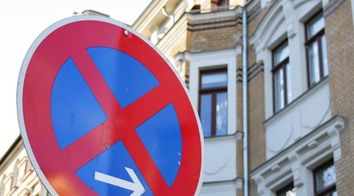 Haltverbote in Hamsunstraße und Selma-Lagerlöf-Weg werden angepasst, um mehr Stellplätze für Gottesdienstbesucher zu schaffen