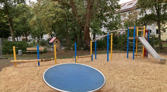 Der Spielplatz Sibeliusweg ist nach Modernisierung wieder zugänglich und bietet jetzt neue Spielgeräte für die Kinder