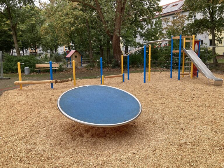 Spielplatz Sibeliusweg nach Modernisierung wieder zugänglich, neue Spielgeräte erfreuen die Kinder