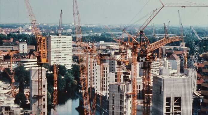 Die Open-Air-Ausstellung zeigt städtebauliche Veränderungen in Hannover und thematisiert die Entwicklung von 1965 bis 1975