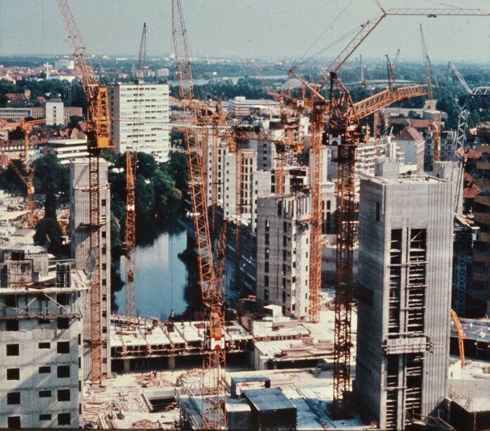 Die Open-Air-Ausstellung zeigt städtebauliche Veränderungen in Hannover und thematisiert die Entwicklung von 1965 bis 1975