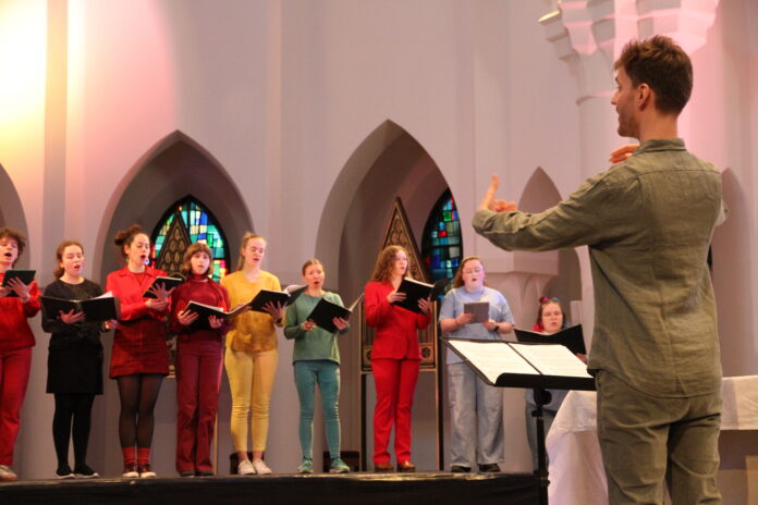Gemeinschaft erleben: Kinder- und Jugendchor sucht neue Sänger. Jetzt anmelden und Teil der musikalischen Freude werden