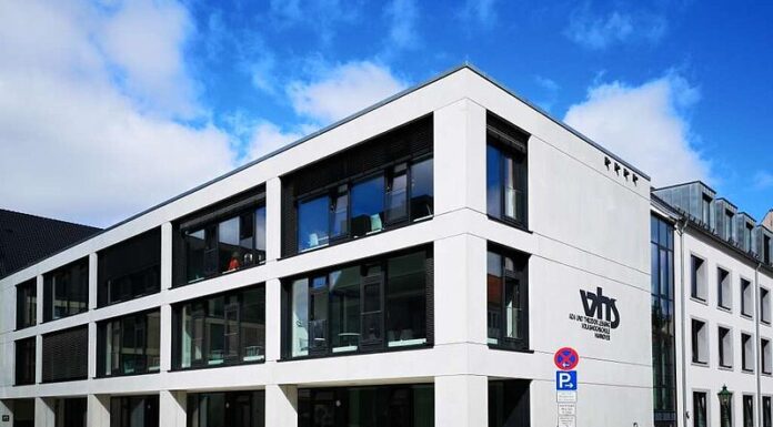 Das Theaterspielen 60+ in neuem Kursangebot der VHS bietet kreative Entfaltung und Austausch für Theaterbegeisterte