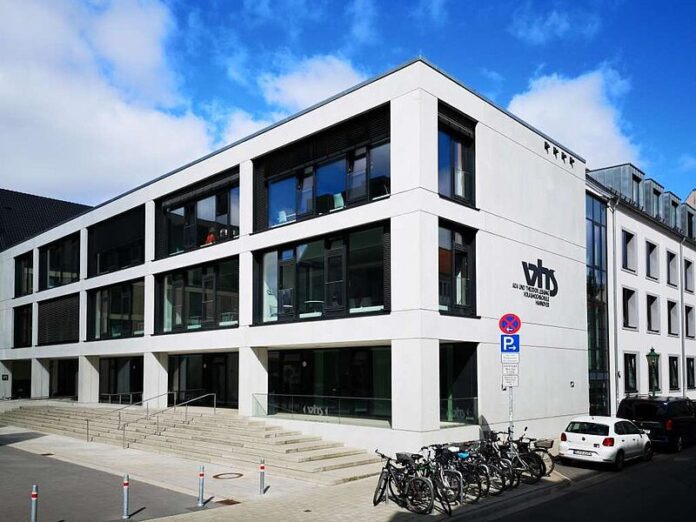 Das Theaterspielen 60+ in neuem Kursangebot der VHS bietet kreative Entfaltung und Austausch für Theaterbegeisterte