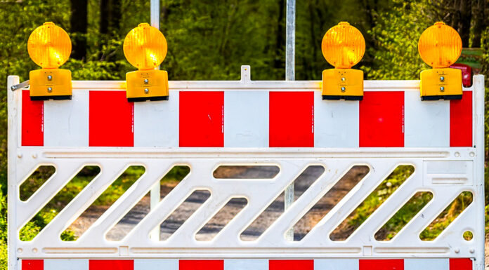 Bremer Damm Richtung Innenstadt für sechs Stunden gesperrt. Landesbehörde repariert Fahrbahnschäden während der Herbstferien