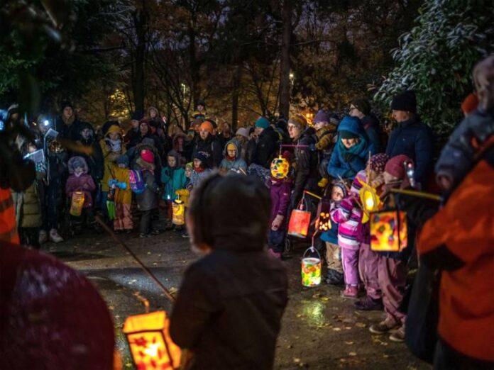 Der klingende Laternenumzug für Kinder und Eltern verspricht ein unvergessliches Erlebnis rund um das Neue Rathaus
