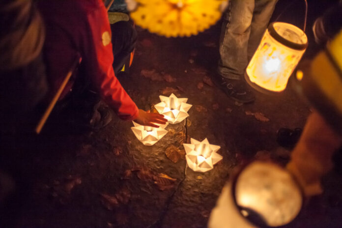 Das Lichterfest im Kinderwald begeistert Groß und Klein mit Punsch, Brezeln und einem Laternenumzug am 8. November