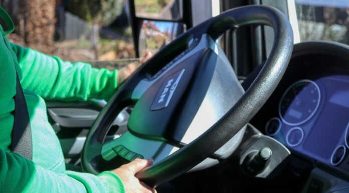 Polizei überprüft Ladungssicherung: 24 Verstöße bei Kontrolle festgestellt. Verkehrssicherheit im Güterverkehr im Fokus