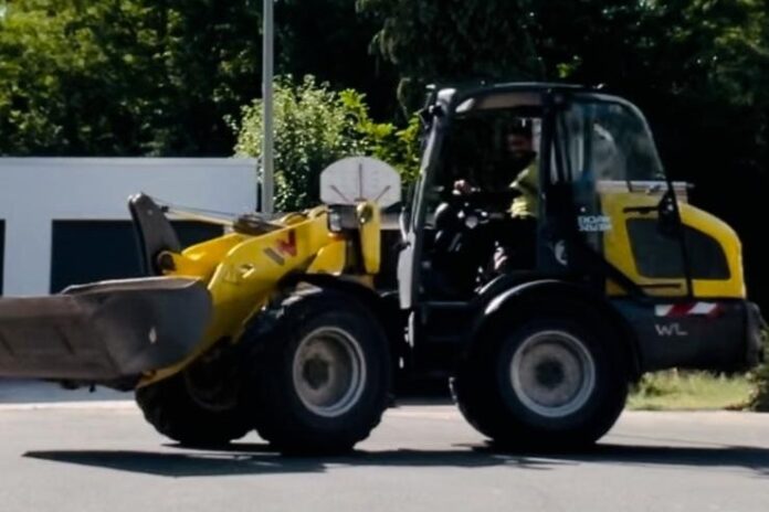 Der Radlader-Klau geht um: Wieder 2 Radlader von Baustelle entwendet, Polizei sucht Zeugen zum Diebstahl und Verbleib der Maschinen